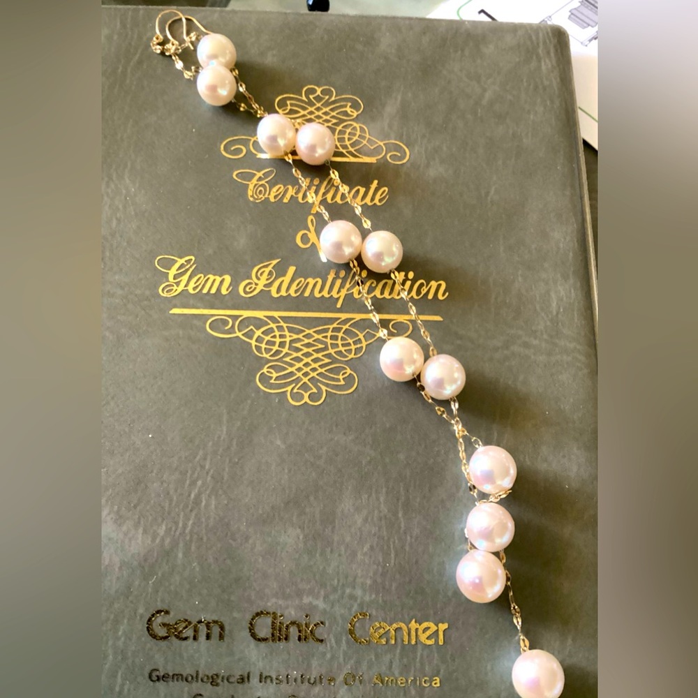 18K Akoya Pearl Dangling Train style